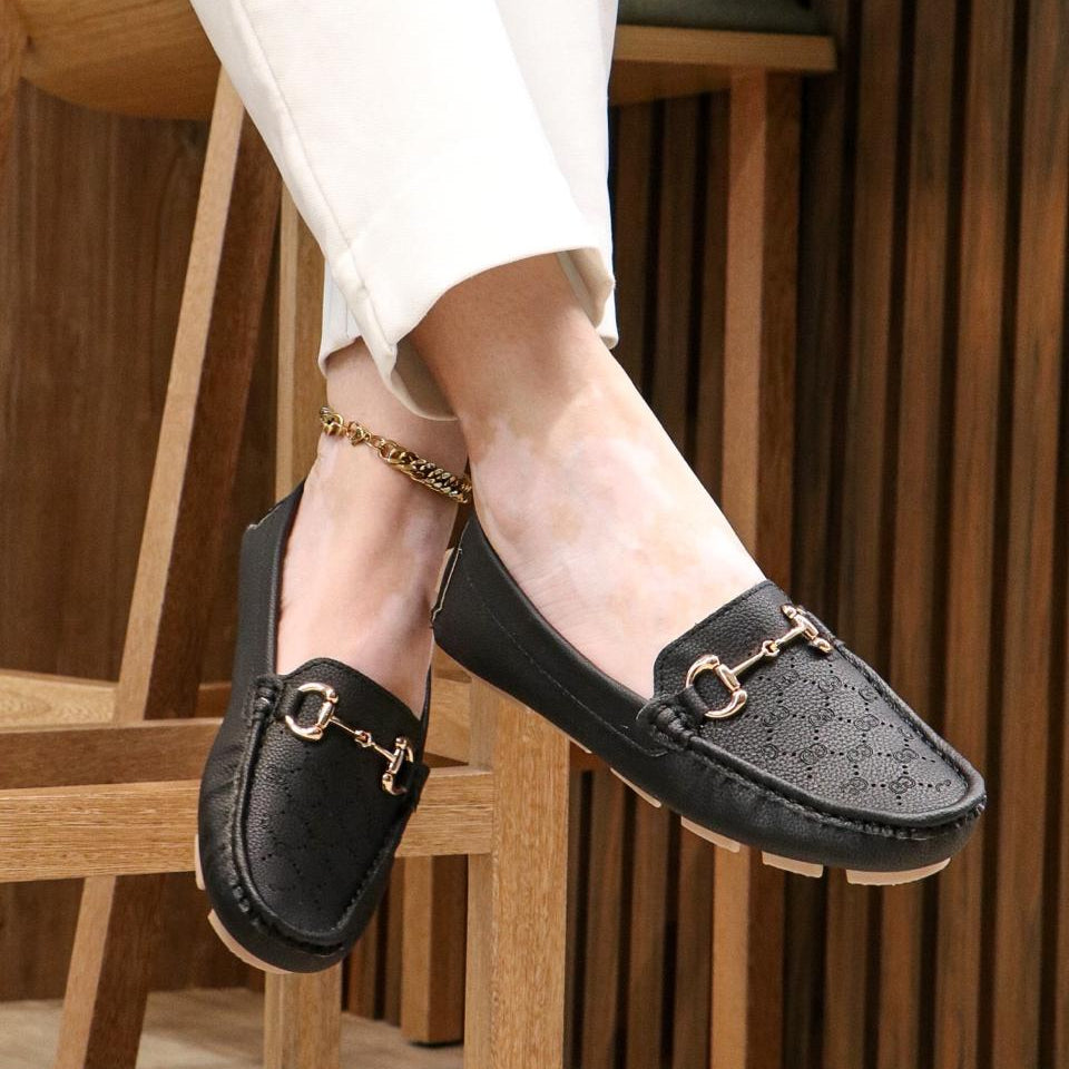 Mocasín dorado elegante con cadena decorativa