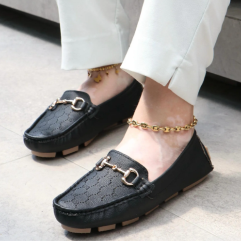 Mocasín dorado elegante con cadena decorativa