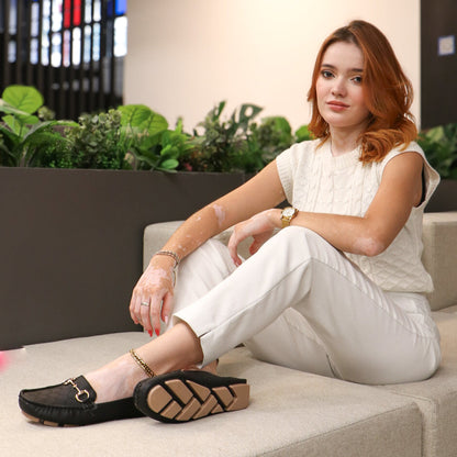Mocasín dorado elegante con cadena decorativa